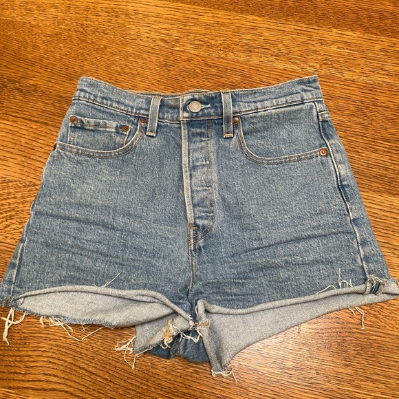 Levi’s Ribcage Denim Shorts - Picture 5 of 8